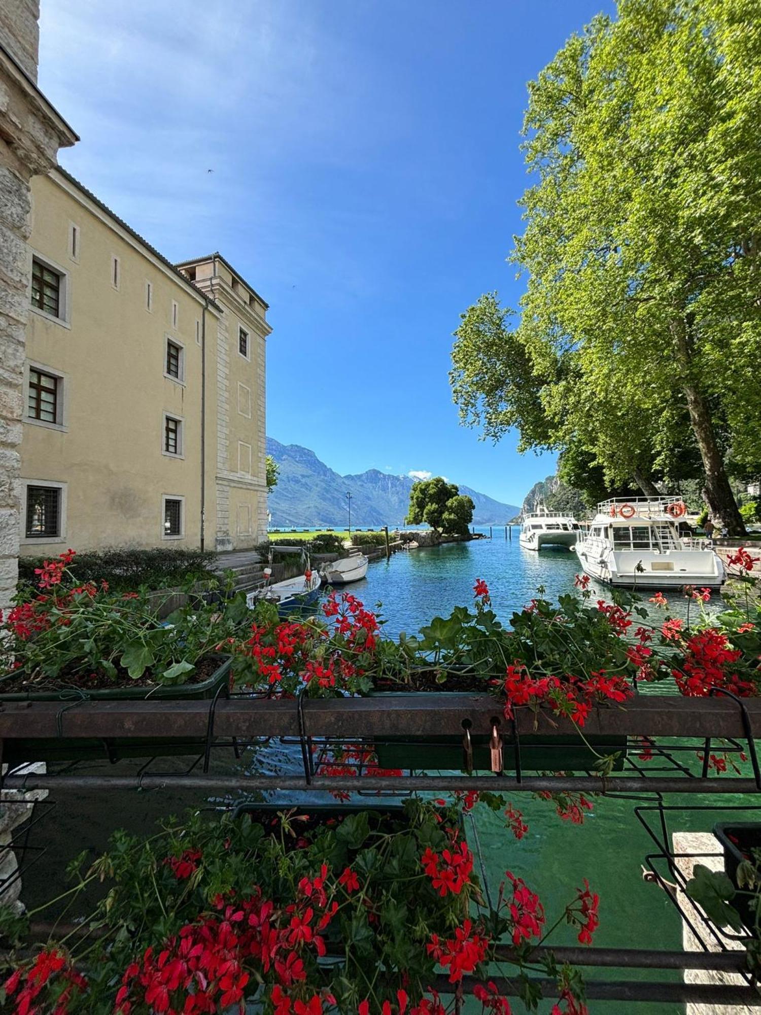 Garden & Pool Perugini Apartment Torbole Sul Garda Luaran gambar